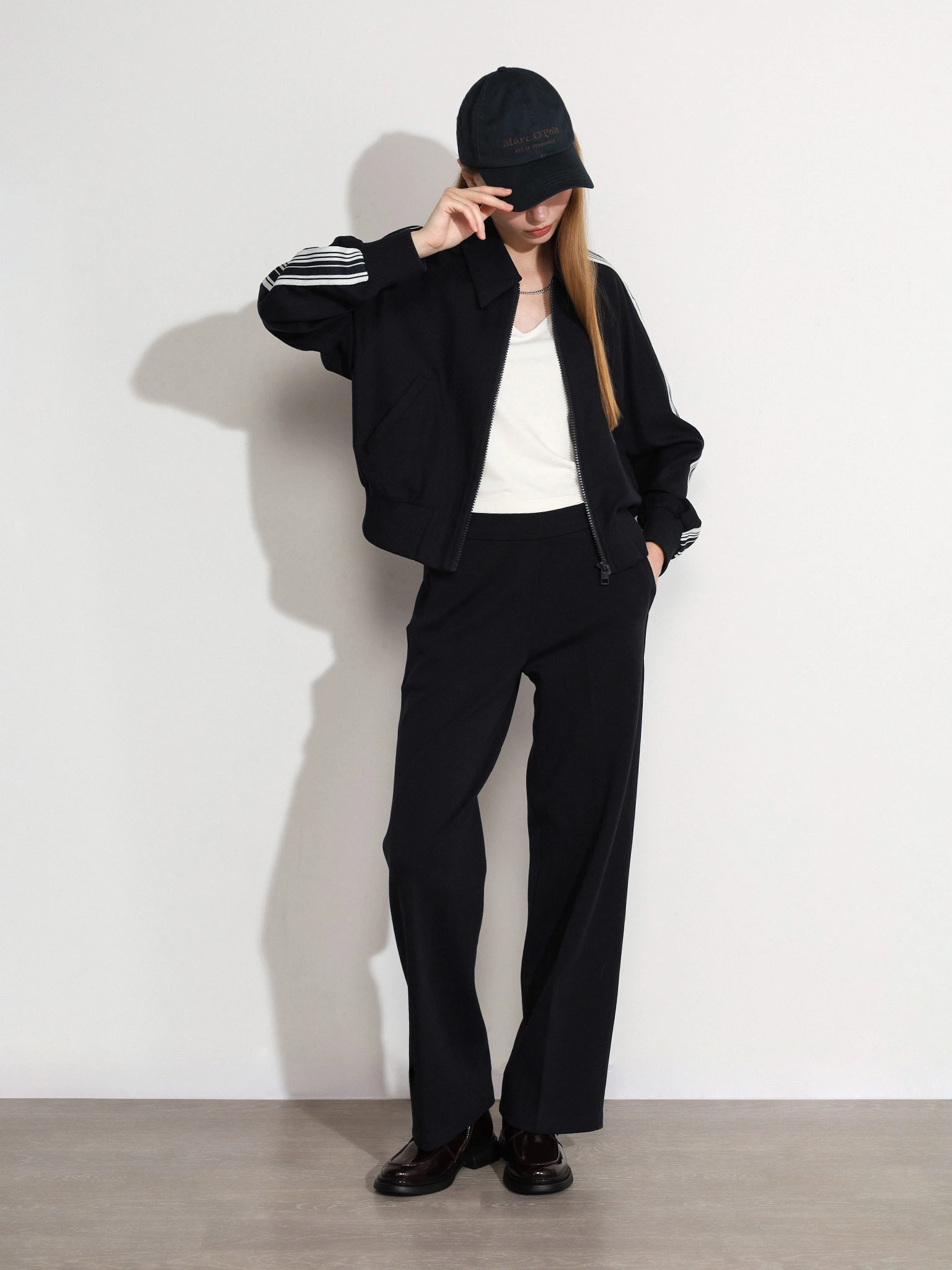 Жакет темно-синего цвета с лампасами